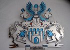 Wappen aus Edelstahl, Oberfllche Hochglanz Poliert, Grasgravur schwarz Farbgefllt, blauen Flchen mit transluzenten Lack.